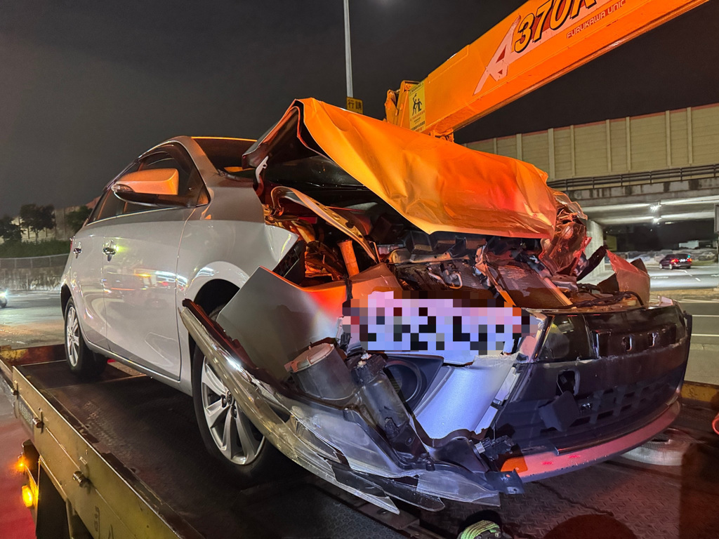 國道1號南下320.3公里台南永康路段,昨(22)日傍晚發生連環追撞事故!一口氣上演兩起、共波及6車的交通事故,現場險象環生。(圖/簡銘柱翻攝)