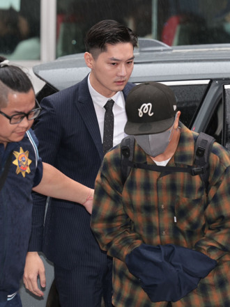 支援「闪兵集团」案赴桃机实施拘提　新北超帅检察官爆红