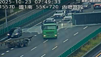 國1北內壢段貨櫃追撞橫躺車道「液體洩露」 車流回堵10公里