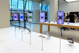 iPhone 17賣翻天 「冷門款」踢鐵板！郭明錤爆供應鏈產能砍8成