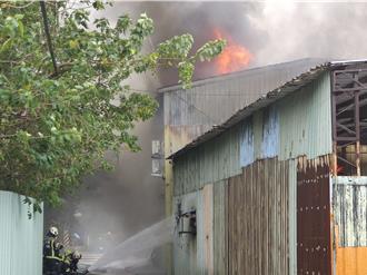 桃園倉庫火警「燒不停」2員工失聯    隔鄰安養院88人急撤離