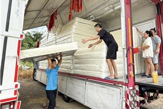 苗栗家具业者号召善心厂商 逾300组床垫助花莲灾民