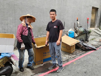 一个便当的温度！高雄警察餐厅弟兄义助环保阿嬷  故事满满洋葱