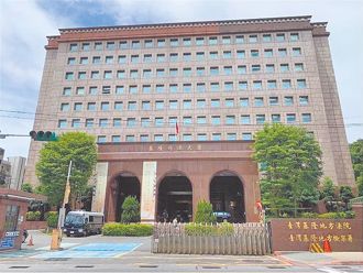 男持刀闖基隆地檢！情緒失控飆罵　警壓制「保護管束」送醫