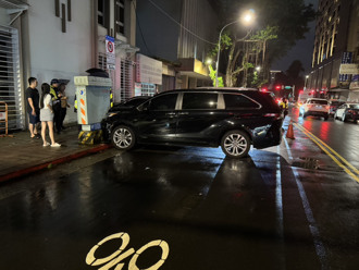 柯建銘司機駕休旅車暴衝　撞賓士、立院圍牆  失控畫面曝