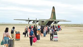 小三通連日停航 軍機援金疏運