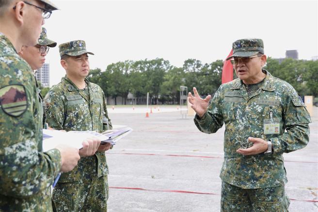 10军团指挥官李中将昨日视导无人机大队，肯定各级干部戮力战训本务与部队训练成效。（10军团提供）