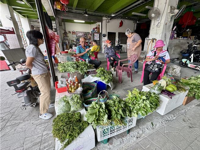 光復乡公所管理的第一市场，原有60、70摊位，生财器具被冲毁，只有少数摊位返回做生意。（王志伟摄）