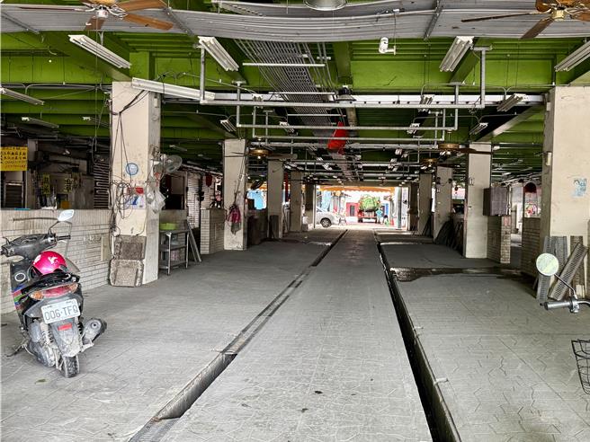 光復乡第一市场位于市中心、由乡公所管理，原有60、70摊位，但水电仍未完全復原。（王志伟摄）