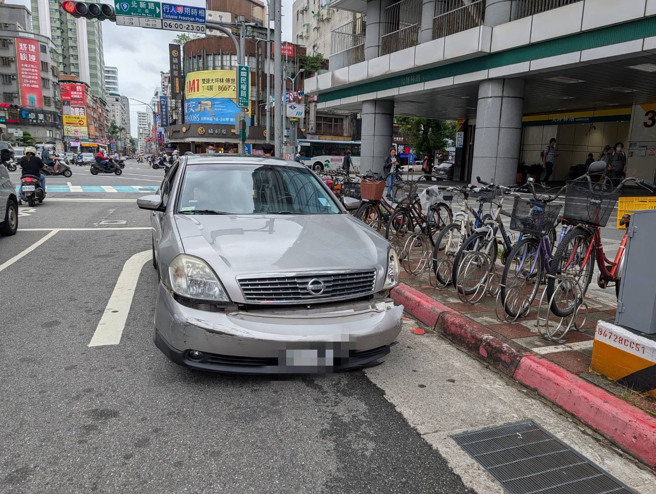 车辆的前保杆因撞上人行道掉落。（萧宥彤翻摄）