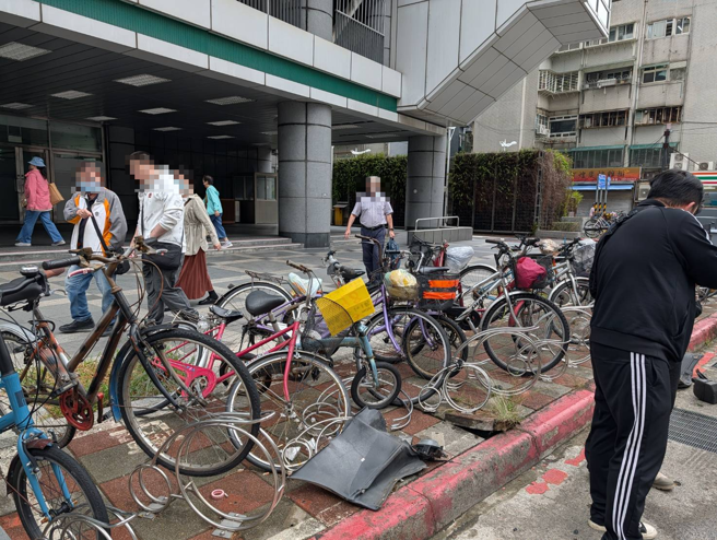 捷运站外脚踏车被撞倒。（萧宥彤翻摄）