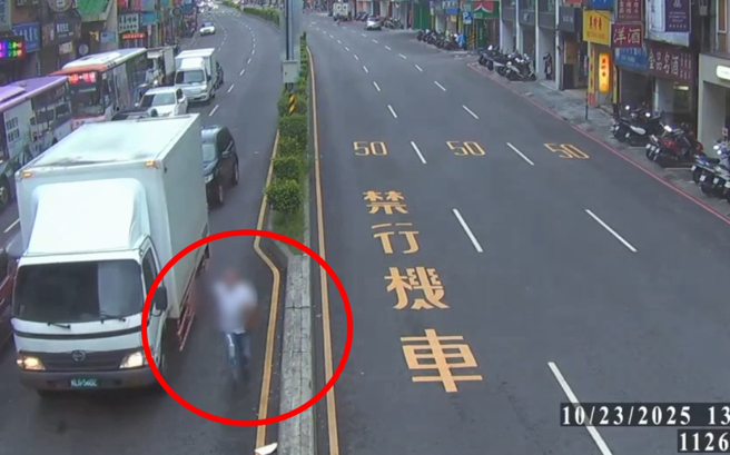 嫌犯弃车狂奔。（萧宥彤翻摄）