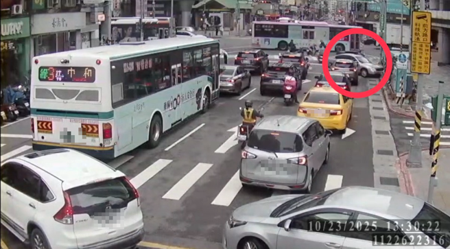 车辆滑行并撞上人行道。（萧宥彤翻摄）