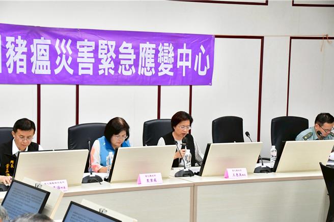 彰化县长王惠美（左三）今日下午召开彰化县非洲猪瘟灾害紧急应变中心第4次会议，提出8点强化防疫措施，希望全力阻断可能的感染源。（彰化县政府提供／叶静美彰化传真）