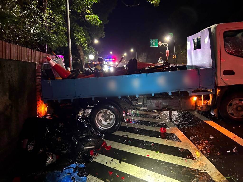 新北市淡水區23日晚間發生嚴重車禍，疑似天雨路滑，小貨車過彎時失控撞上分隔島，並波及對向女騎士。（蕭宥彤翻攝）
