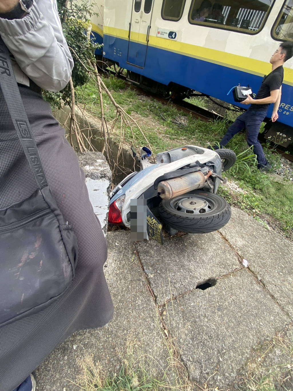 婦人騎乘的機車滑到水溝。（竹崎警方提供／廖素慧嘉縣傳真）