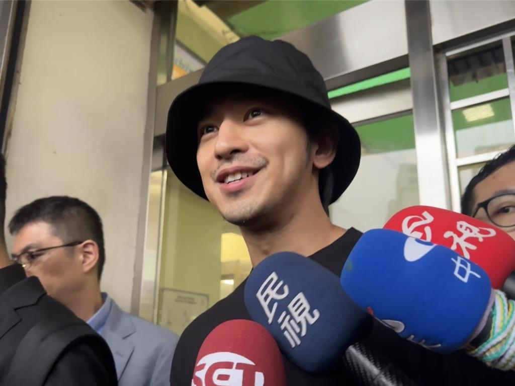 陳柏霖離開地檢署後面帶微笑，對檢方表達感謝，讓他能面對年少時做出的荒謬選擇。（圖／柯毓庭攝）