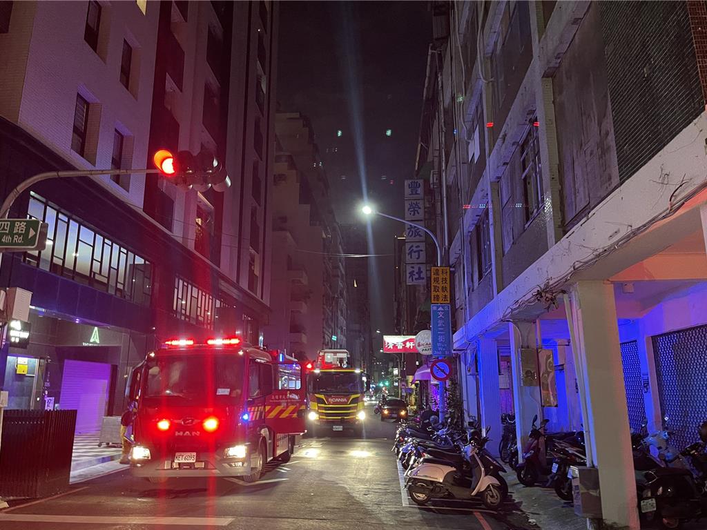 高雄市前金區中正四路一棟住宅大樓，24日晚間8點半左右傳出火警，起火地點距離前金消防隊僅約100公尺，消防單位接獲報案後即刻反應趕到現場，所幸無人傷亡。（丁治綱攝）