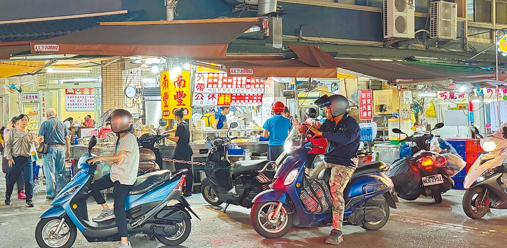 全國禁宰禁運豬隻，高雄一甲子老店「南豐魯肉飯」自強夜市總店受衝擊，公告10月24日至29日公休。（柯宗緯攝）