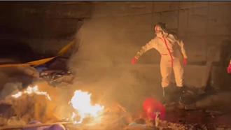 馬祖沙灘驚見海漂豬屍 海巡全程穿防護衣 封鎖採樣即刻掩埋