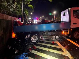 驚悚畫面曝！淡水小貨車雨天打滑逆撞機車 56歲婦人全身骨折