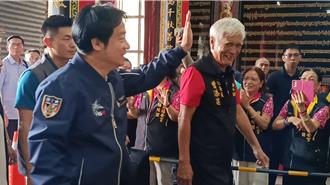 賴清德伸港福安宮揭匾 紅布竟卡住了