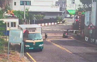 影》驚魂瞬間！恍神婦撞斷平交道柵欄　命大閃過小火車