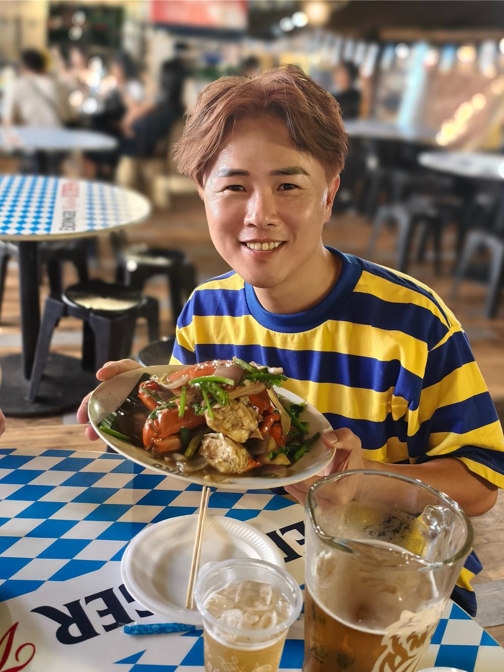 陳孟賢日前赴新加坡演出，在當地大啖美食。（ 全球巨星有限公司提供）