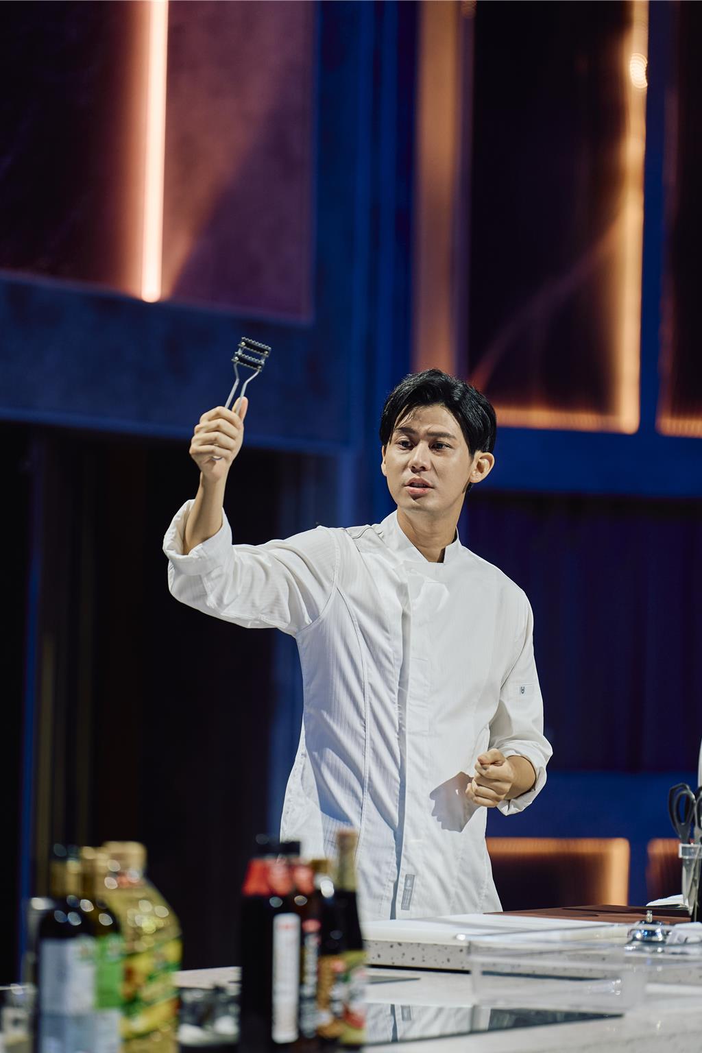 李玉璽首次清除魚鱗。（華視提供）