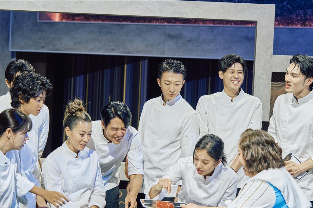 林予晞（左起）、白潤音、蔡詩芸、胡宇威、張懷秋、陳庭妮、李玉璽、主持人鍾欣凌、黃偉晉，明星廚助們搞笑反應埋下許多笑點及亮點。（華視提供）