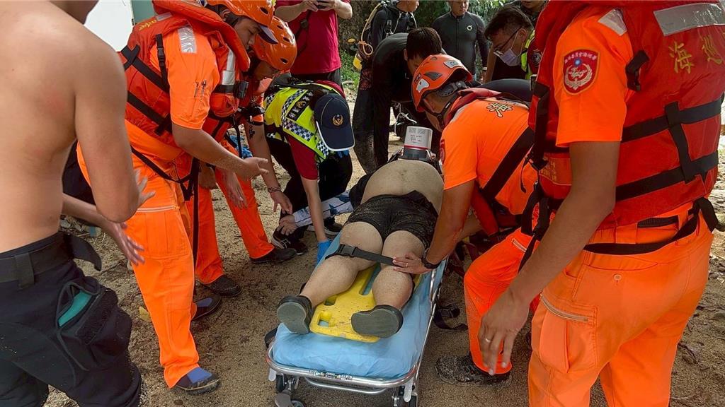 35歲藍男25日與友人到小琉球跟團潛水，不料卻未與大家一起上岸，海巡搜救1個多小時後、在離岸邊20公尺處發現藍男全身無裝備浮在水面上已無生命跡象，搶救後宣告不治。（海巡提供／謝佳潾屏東傳真）