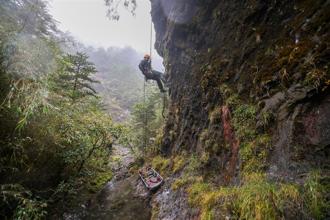 高寒地救援訓練班期末鑑測 傷患軌跡搜索實地救援演練