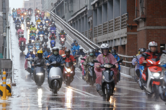 路上驚見一堆騎士穿同件雨衣 機車族推爆：一套穿10年