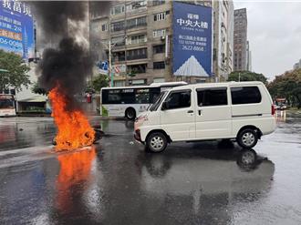 北市信義路機車遭右轉小貨車撞倒 起火燃燒驚悚畫面曝光