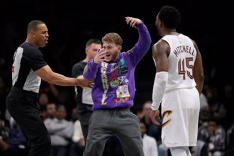 NBA》騎士籃網之戰遭鬧場 不明男子衝向米契爾自拍