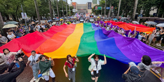  蔡英文突然現身同志大遊行  眾人驚聲尖叫