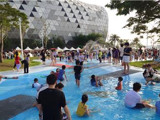 星光水岸公園試營運 鋪面破損、滑倒頻傳 高市府急鋪防滑墊