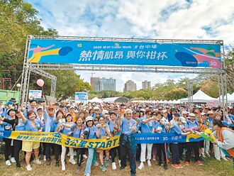 弘道爷奶健走 四代同场练肌力