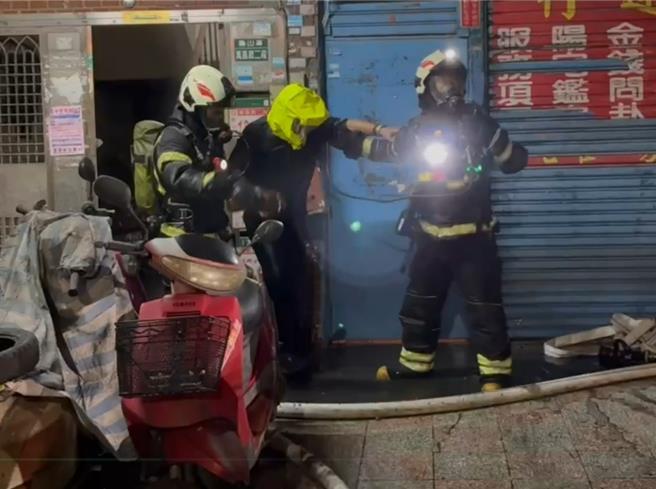 桃园市龟山区万寿路今天凌晨发生火警，所幸74岁邱詹姓女子、54岁邱姓男子预防性送医，意识清醒，另2名延烧户民眾救出不须送医，详细起火原因仍需调查。（翻摄照片）