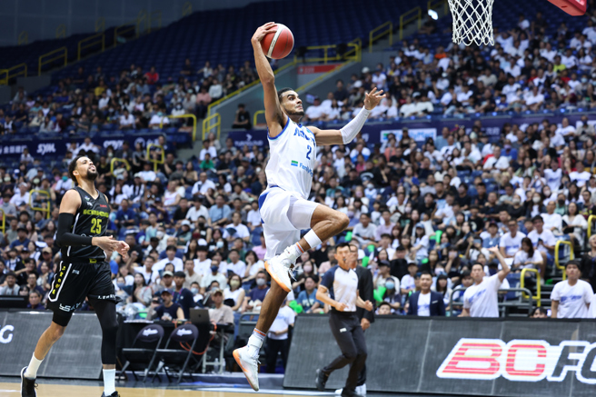 海神詹姆斯準備飛身單手爆扣。(TPBL提供)