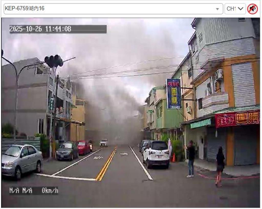 嘉義市溪興街231巷22弄一處民宅今(26日)傳火警，整條巷子一度濃煙密布。(取自嘉義市消防局臉書／呂妍庭嘉義傳真)