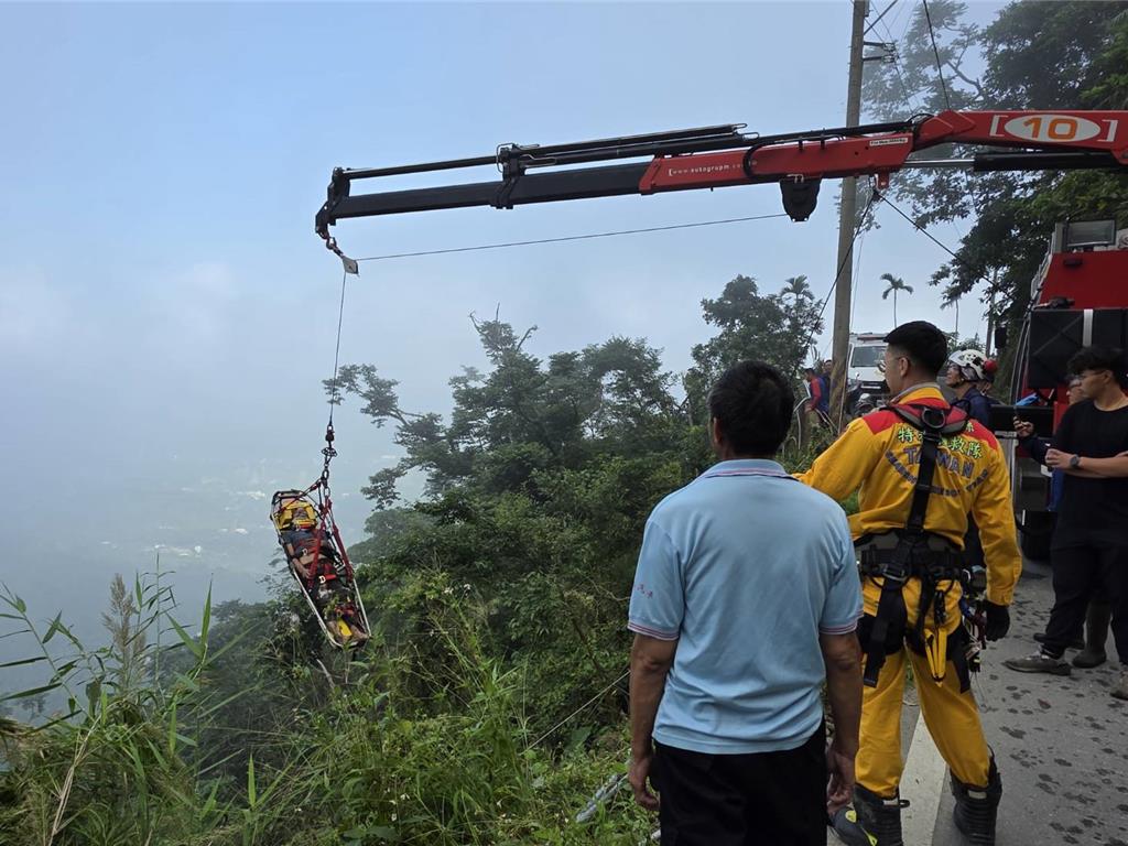 警消架設繩索，把賴男吊掛拉上產業道路脫困。(竹崎分局提供／呂妍庭嘉義傳真)