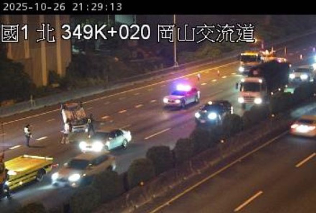 國1 南下岡山段發生車禍事故，其中一輛轎車四輪朝天，傷者由救護車送醫。（翻攝國道1968監視器）
