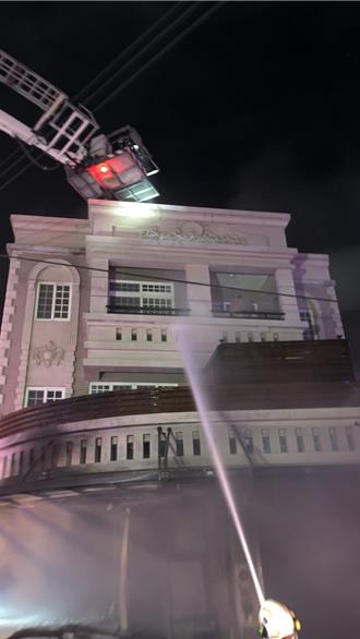 台中沙鹿凌晨惡火！連棟透天厝竄濃煙 9人嗆傷送醫