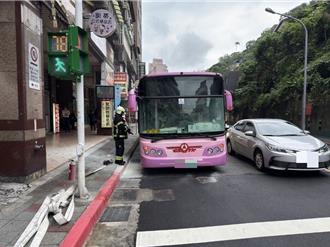 台北文山區公車控制台竄煙  司機乘客神勇撲救
