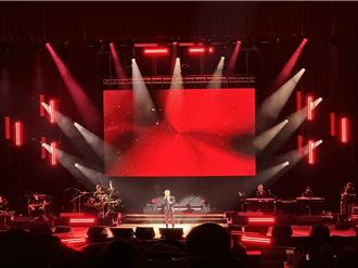 黄小琥开十次灯只为看清观眾脸 嗨喊：下次要从三楼唱到一楼