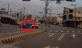 嘉義單車伯闖紅燈險遭撞飛　網友直呼：幸運值點滿了