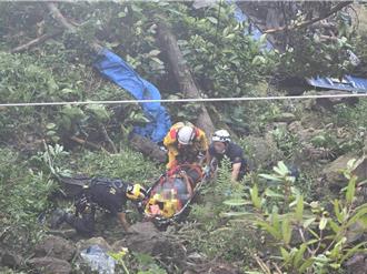 清晨访友倒车不慎！ 人车翻落20米深边坡