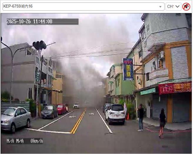 嘉义市溪兴街231巷22弄一处民宅今(26日)传火警，整条巷子一度浓烟密布。(取自嘉义市消防局脸书／吕妍庭嘉义传真)