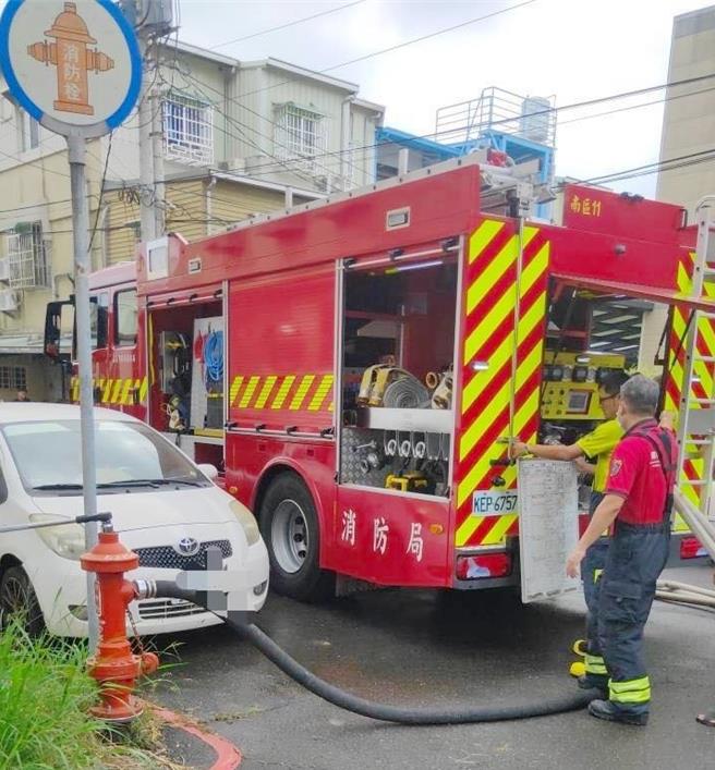 消防人员到场要接消防栓、布水线抢救时，发现有民眾车辆正好停在消防栓前，已严重影响救灾。(取自嘉义市消防局脸书／吕妍庭嘉义传真)
